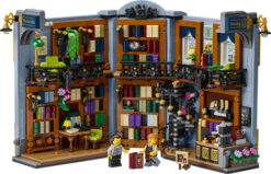 LEGO ICONS 11379 Libreria: Book Nook, Reggilibri da Mensola Decorativo 3D per Adulti con 2 Minifigure, Idea Regalo Fai da Te - immagine 2