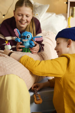 LEGO Disney | 43296 Stitch e Scrump, 2 Action Figure Giocattolo con Accessori, Decorazione Cameretta, Regalo per Bambini 9+ - immagine 3