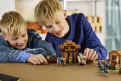 LEGO Minecraft 21596 Attacco al Villaggio dell’Evocatore, Casa Giocattolo con Giardino e 11 Personaggi, Regalo per Bambini 9+ - immagine 4