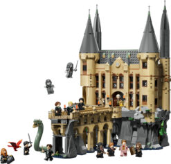 Alternative view of LEGO Harry Potter 76473 Castello di Hogwarts: Ala Est, Giocattolo con 13 Minifigure e Patronus da Collezione, Regalo da 10+