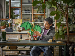 LEGO NINJAGO 71847 Drago-Guardiano Giocattolo, Action Figure Snodabile con Minifigure ed Espositore, Idea Regalo da 14+ Anni - immagine 4
