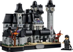 LEGO Wednesday 76788 Nevermore Academy, Modellino di Scuola Giocattolo con 3 Personaggi e Accessori, Regalo per Bambini 10+ - immagine 2