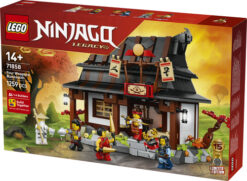 LEGO NINJAGO 71858 La Bottega delle Quattro Armi – 15° Anniversario, Casa Giocattolo con Minifigure e Carte da Collezione 14+ - immagine 8