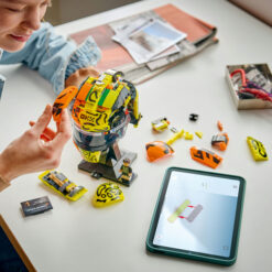 LEGO Editions 43023 Casco di Lando Norris McLaren Mastercard F1 Team, Gadget F1 con Minifigure da Collezione, Regalo da 14+ - immagine 5