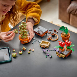 LEGO Harry Potter 76474 Piante di Erbologia di Hogwarts, Giocattolo Interattivo con Piante Finte e Fiori in Vaso, Regalo 12+ - immagine 5