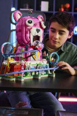 LEGO Fortnite 77082 Tana Strana, Giocattolo con Modello di Parco Giochi e 6 Minifigure, Regalo per Gamer Bambini da 12 Anni - immagine 3