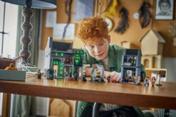 LEGO Harry Potter 76471 Negozi di Magia di Notturn Alley, Giocattolo con 8 Minifigure e Patronus da Collezione, Regalo da 8+ - immagine 3