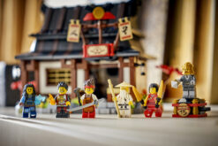 LEGO NINJAGO 71858 La Bottega delle Quattro Armi – 15° Anniversario, Casa Giocattolo con Minifigure e Carte da Collezione 14+ - immagine 3